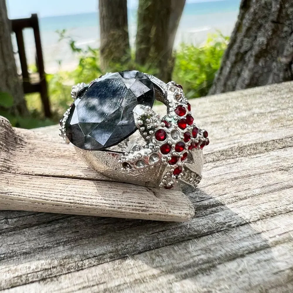 Nautical starfish rhinestone statement silver ring black stone red accents 8 1/2